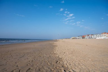 Kuzey Denizi 'nin sıcacık sahil köyünde beyaz kumlu bir sahil. Flanders, De Haan veya Le Coq sur Mer' de Belle Epoque tarzında inşa edilmiş.