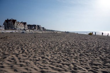 Kuzey Denizi 'nin sıcacık sahil köyünde beyaz kumlu bir sahil. Flanders, De Haan veya Le Coq sur Mer' de Belle Epoque tarzında inşa edilmiş.