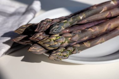 Bahçeden masaya konsept, yüksek kaliteli organik, mor kuşkonmaz sebzeler, mevsimlik yemekler, lezzetli sağlıklı yiyecekler.