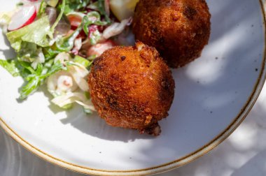 Açık kafede öğle yemeği. Vejetaryen peyniri ve yeşil kuşkonmaz kroket yanında taze salata ve Belçika, Bruges 'de patates kızartması.