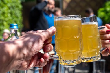 Belçika birası özel bardaklarda servis edilir Bruges 'deki eski bira fabrikasında, açık ya da koyu, lezzetli içecek, birayla öğle yemeği, turizm merkezi, Flanders, Belçika