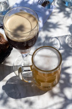 Belçika birası, Bruges 'deki eski bira fabrikasında, dubbel dark, lezzetli içecek, birayla öğle yemeği, turizm merkezi, Flanders, Belçika