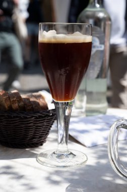 Belçika birası, Bruges 'deki eski bira fabrikasında, dubbel dark, lezzetli içecek, birayla öğle yemeği, turizm merkezi, Flanders, Belçika