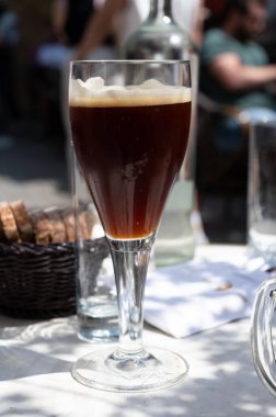 Belçika birası, Bruges 'deki eski bira fabrikasında, dubbel dark, lezzetli içecek, birayla öğle yemeği, turizm merkezi, Flanders, Belçika