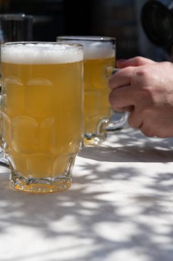 Belçika birası özel bardaklarda servis edilir Bruges 'deki eski bira fabrikasında, açık ya da koyu, lezzetli içecek, birayla öğle yemeği, turizm merkezi, Flanders, Belçika