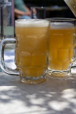 Belçika birası özel bardaklarda servis edilir Bruges 'deki eski bira fabrikasında, açık ya da koyu, lezzetli içecek, birayla öğle yemeği, turizm merkezi, Flanders, Belçika