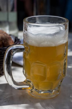 Belçika birası, Bruges 'deki eski bira fabrikasında, açık ya da koyu, lezzetli bir içecek, birayla öğle yemeği, turizm merkezi, Flanders, Belçika