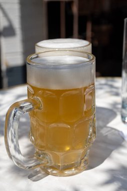 Belçika birası özel bardaklarda servis edilir Bruges 'deki eski bira fabrikasında, açık ya da koyu, lezzetli içecek, birayla öğle yemeği, turizm merkezi, Flanders, Belçika