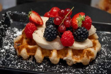 Brüksel, Flanders, Belçika 'da çeşitli malzemelerle pişirilmiş Belçika şekerli waffle' lar, lezzetli sokak yemekleri.