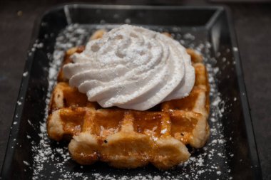 Brüksel, Flanders, Belçika 'da çeşitli malzemelerle pişirilmiş Belçika şekerli waffle' lar, lezzetli sokak yemekleri.