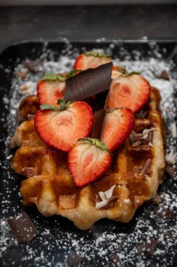 Brüksel, Flanders, Belçika 'da çeşitli malzemelerle pişirilmiş Belçika şekerli waffle' lar, lezzetli sokak yemekleri.