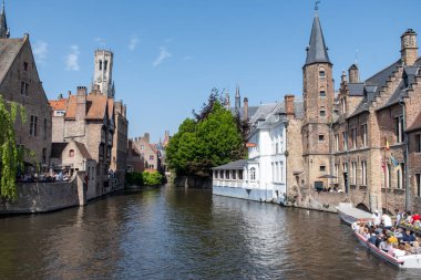Bruges, Flanders, Belçika 'daki eski ortaçağ binalarının kanalı, köprüsü ve ön cepheleri güneşli bir günde gidilecek yer.