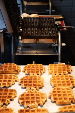 Brüksel, Flanders, Belçika 'da çeşitli malzemelerle pişirilmiş Belçika şekerli waffle' lar, lezzetli sokak yemekleri.