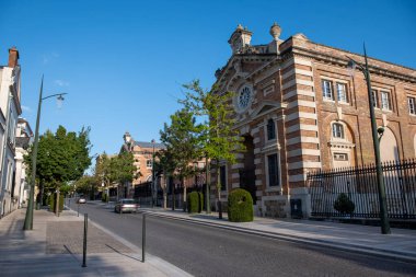 Şampanya Bulvarı 'nda gün batımında yürümek, Epernay, Fransa, cadde manzarası, ağaçlar, dekorasyonlar, gün ışığında şampanya evleri.