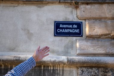 Yol işaretleri ve varış yerleri, Şampanya Bulvarı, Epernay, Fransa, kapanış, el işareti sokak adı