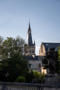 Şampanya Bulvarı 'nda gün batımında yürümek, Epernay, Fransa, cadde manzarası, ağaçlar, dekorasyonlar, gün ışığında şampanya evleri.