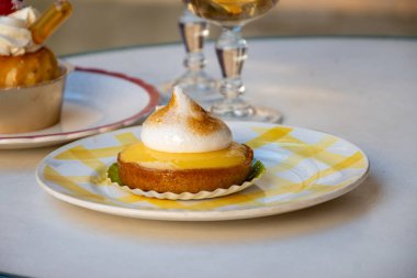 Fransız pastanesinden beyaz yumurtalı bir dilim limonlu turta.