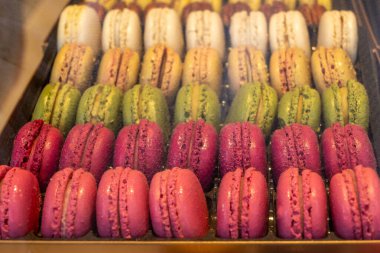 Makaronlar ya da Fransız kurabiyeli tatlı krema şekerli yumurta beyazı, krema şekeri, granüllü şeker, badem yemeği ve gıda boyası sergilenmekte olan tatlı Fransız tatlısı, kapat.