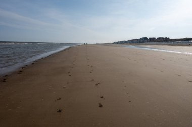 Kuzey Denizi 'nin sıcacık sahil köyünde beyaz kumlu bir sahil. Flanders, De Haan veya Le Coq sur Mer' de Belle Epoque tarzında inşa edilmiş.