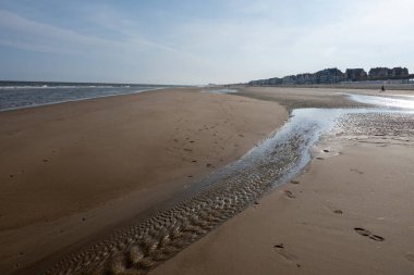 Kuzey Denizi 'nin sıcacık sahil köyünde beyaz kumlu bir sahil. Flanders, De Haan veya Le Coq sur Mer' de Belle Epoque tarzında inşa edilmiş.