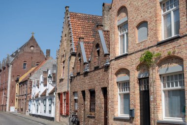 Bruges, Flanders, Belçika 'daki dar sokaklardaki eski ortaçağ evleri, Batı Avrupa' daki turist merkezleri.