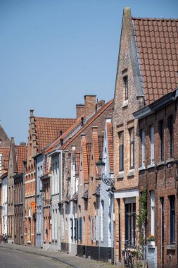 Bruges, Flanders, Belçika 'daki dar sokaklardaki eski ortaçağ evleri, Batı Avrupa' daki turist merkezleri.