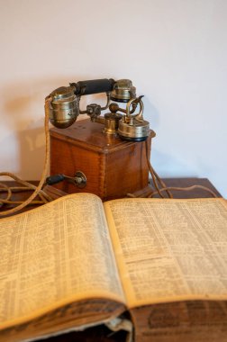 İletişim gelişimi, eski ahşap ahşap çevirmeli telefon ve telefon numaraları katalog kitabı 1937, 20. yüzyılın teknolojisi.