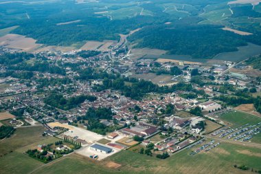 Les Ryceys, Essoyes ve Celles-sur-Ource, Champagne-Ardennes, Fransa ve Avrupa yakınlarındaki Aube şubesinin Cote des Bar bölgesinde şampanya bağları küçük uçaktan yukarıda görüldüğü gibi