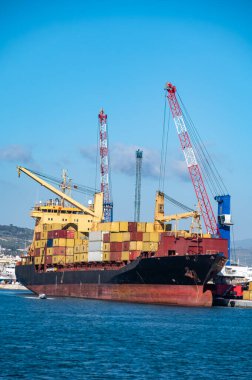Büyük okyanus konteynırları, deniz taşımacılığı, deniz konteynırları, gemi kiralama, uluslararası ulaşım, Trapani limanı, Sicilya, İtalya