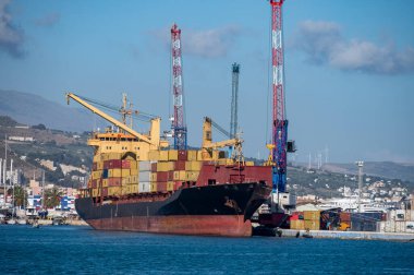 Büyük okyanus konteynırları, deniz taşımacılığı, deniz konteynırları, gemi kiralama, uluslararası ulaşım, Trapani limanı, Sicilya, İtalya