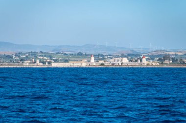Saline di Trapani e Paceco Culcasi, Sicilya, İtalya 'da tuzlu su ve doğa rezervleri sığ, ılık su, tuz tavaları ve antik yel değirmenleriyle eşsiz bir ekosistem..