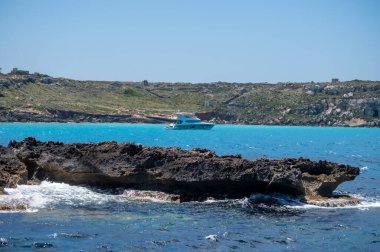 Trapani 'den tekne gezisi ve açık turkuvaz suyu, tuff kayaları, terk edilmiş taş ocakları, Sicilya, İtalya yakınlarındaki Egadi Adaları ile birlikte Favignana adasının kıyı şeridi manzarası.