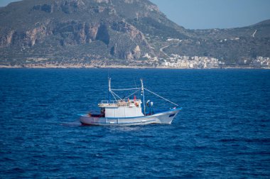 Trapani 'den eski kale, mavi su ve balıkçı tekneleri manzaralı tekne gezisi, Sicilya, İtalya' ya seyahat.