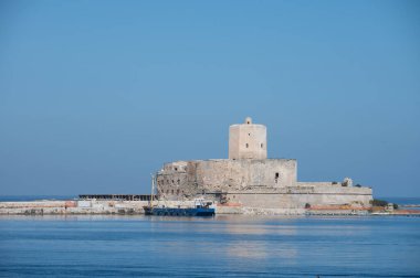 Trapani 'den eski kale, mavi su ve balıkçı tekneleri manzaralı tekne gezisi, Sicilya, İtalya' ya seyahat.