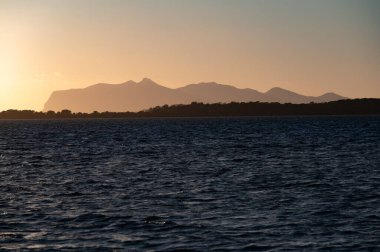 Marsala Stagnone sularında gün batımı, Marsala, Sicilya, İtalya yakınlarındaki tuzlu lagün ve doğa rezervi, sığ, ılık su, tuz tavaları, antik yel değirmenleri ile eşsiz ekosistem