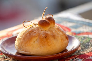 Domates, sebze, parmaham ve peynirle dolu burrata peynirli taze ekmek, Palermo, Sicilya, İtalya 'da sokak yemekleri, Mondello sahilinde öğle yemeği için servis ediliyor.