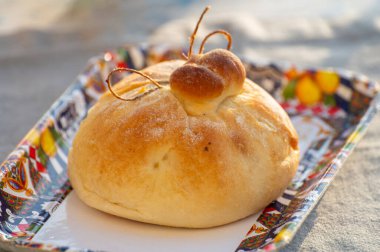 Domates, sebze, parmaham ve peynirle dolu burrata peynirli taze ekmek, Palermo, Sicilya, İtalya 'da sokak yemekleri, Mondello sahilinde öğle yemeği için servis ediliyor.