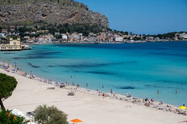 Deniz kenarında güneşli bir gün, Mondello Sahili, Sicilya 'da Palermo yakınlarında, güzel, altın kumu, turkuaz suları ve İtalya' nın güneyinde büyüleyici villaları olan.