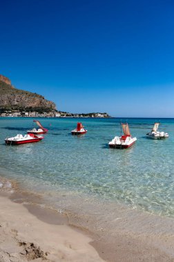 Deniz kenarında güneşli bir gün, Mondello Sahili, Sicilya 'da Palermo yakınlarında, güzel, altın kumu, turkuaz suları ve İtalya' nın güneyinde büyüleyici villaları olan.