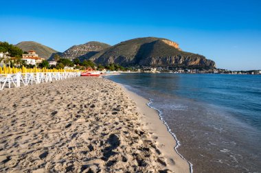 Deniz kenarında güneşli bir gün, Mondello Sahili, Sicilya 'da Palermo yakınlarında, güzel, altın kumu, turkuaz suları ve İtalya' nın güneyinde büyüleyici villaları olan.