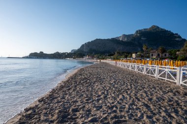 Deniz kenarında güneşli bir gün, Mondello Sahili, Sicilya 'da Palermo yakınlarında, güzel, altın kumu, turkuaz suları ve İtalya' nın güneyinde büyüleyici villaları olan.