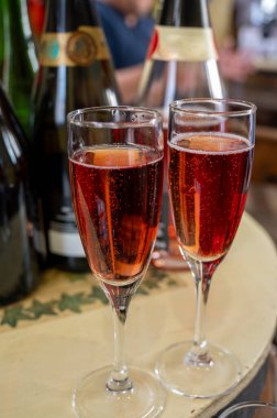 Gül ve şarap tatma, köpüklü şarap, grang rezervi, Grand Cru Ay-Şampanya Şarabı Vallee de la Marne köyü, Champagne bölgesi, Fransa