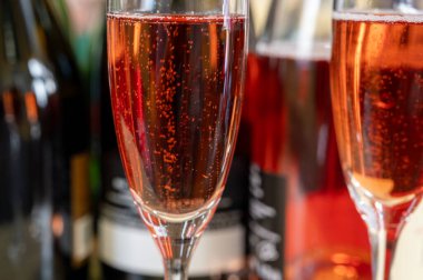 Gül ve şarap tatma, köpüklü pembe şarap, büyük rezerv, Grand Cru Ay-Şampanya Şarabı Vallee de la Marne köyü, şampanya bölgesi, Fransa