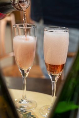 Gül ve şarap tatma, köpüklü pembe şarap, büyük rezerv, Grand Cru Ay-Şampanya Şarabı Vallee de la Marne köyü, şampanya bölgesi, Fransa