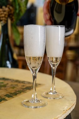 Beyaz, köpüklü şarap brut, Grand Rezerv, Grand Cru 'da şampanya Vallee de la Marne' da köy yapımı Ay-Şampanya Şarabı, Champagne Bölgesi, Fransa