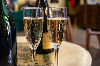 Beyaz, köpüklü şarap brut, Grand Rezerv, Grand Cru 'da şampanya Vallee de la Marne' da köy yapımı Ay-Şampanya Şarabı, Champagne Bölgesi, Fransa