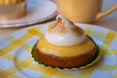 Fransız pastanesinden beyaz yumurtalı bir dilim limonlu turta.