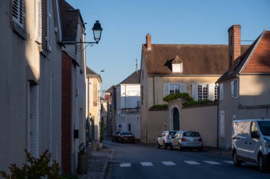 Dar sokaklar ve eski evler Grand Cru Şampanya köyü Ay-Şampanya Marne Nehri vadisi, Fransa güneşli bir günde