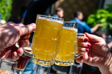 Belçika birası özel bardaklarda servis edilir Bruges 'deki eski bira fabrikasında, açık ya da koyu, lezzetli içecek, birayla öğle yemeği, turizm merkezi, Flanders, Belçika