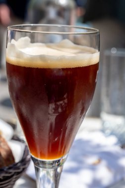 Belçika birası, Bruges 'deki eski bira fabrikasında, dubbel dark, lezzetli içecek, birayla öğle yemeği, turizm merkezi, Flanders, Belçika